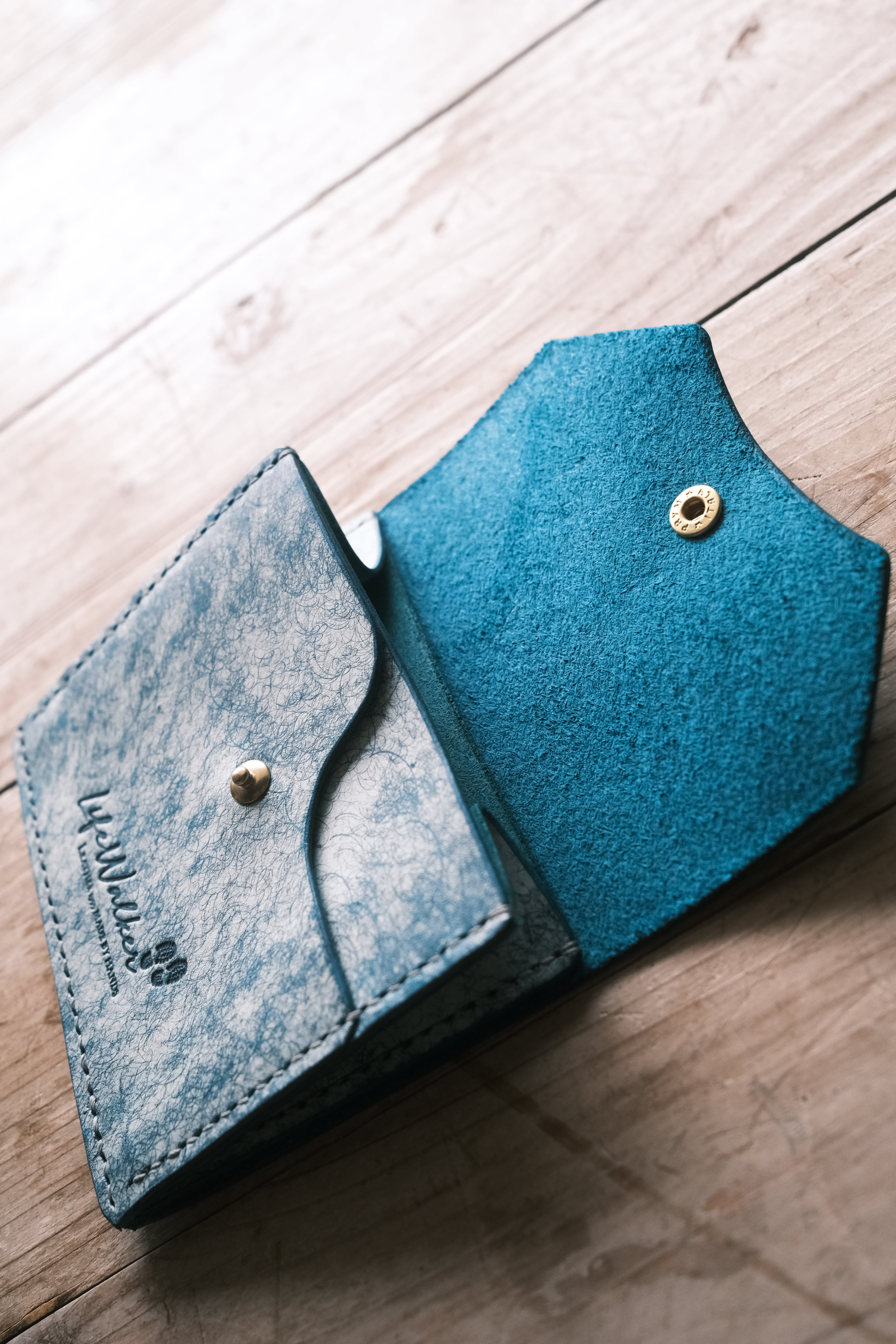 Square wallet - White wave